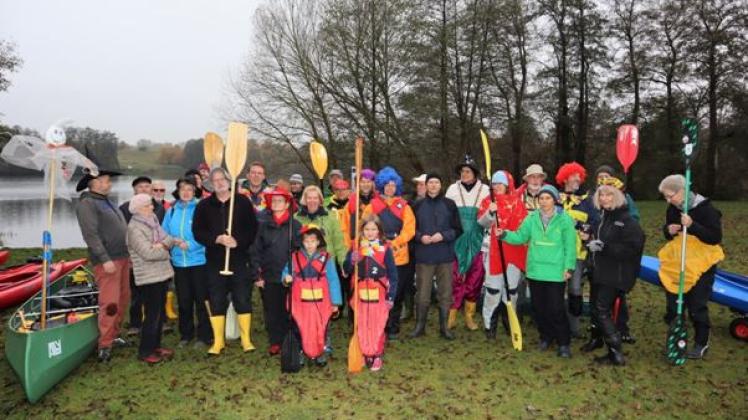 Fasching auf dem Wasser: Mehr als 30 Kanuten paddelten beim Herbstspuk über die Schweriner Seen. 