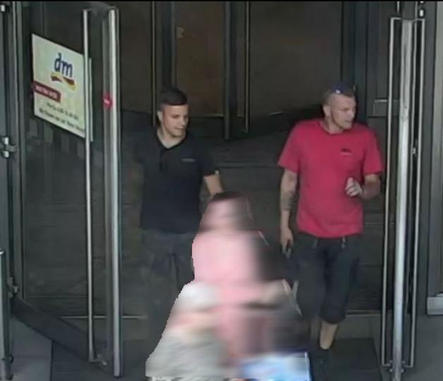 Die Polizei sucht nach diesen beiden Männern. Sie stehen im Verdacht, einen Mann am Marienplatz verletzt zu haben.