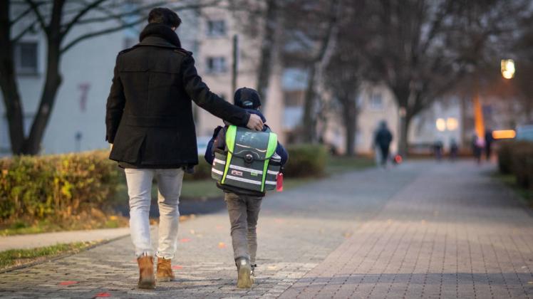 Vor allem in der dunklen Jahreszeit lassen Eltern ihre Kinder ungern zu Fuß zur Schule gehen.