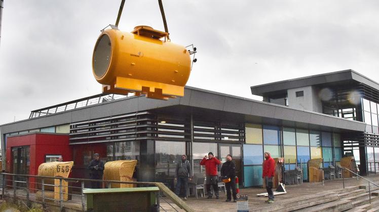 Der 600 Kilogramm schwere Nachbau des Forschungstauchschiffs Jago" schwebt langsam ein, wenig später steht es als neues Ausstellungsstück im Ostsee Info-Center.