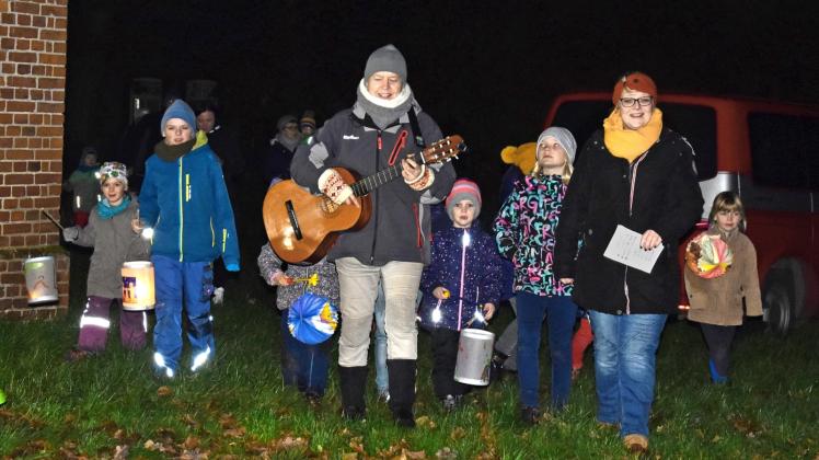 Ein Umzug mit Gesang, angeführt von Sabine Kamke als Gitarristin, führte um die Kirche.
