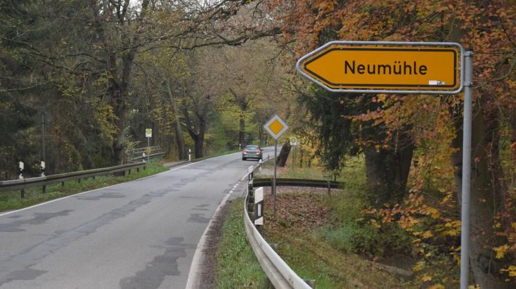 Einziger Hinweis auf den Ort Neumühle am Ortseingang von Neukloster, Höhe Badeanstalt.