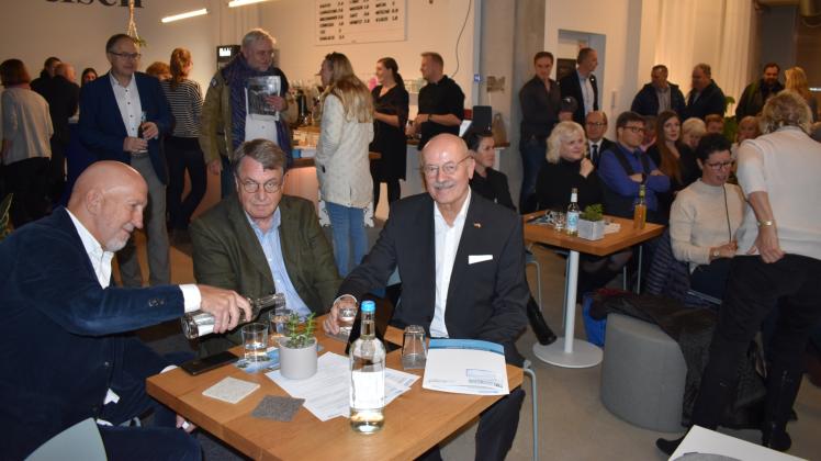 Gute Stimmung und viele Gäste beim Marketingtreff im neuen Co-Working-Cafe „Tisch“ in der Martinstraße: Holger Jung, Dietrich von Albedyll und Hans Gerst (v.l.) hatten viel Gesprächsstoff.