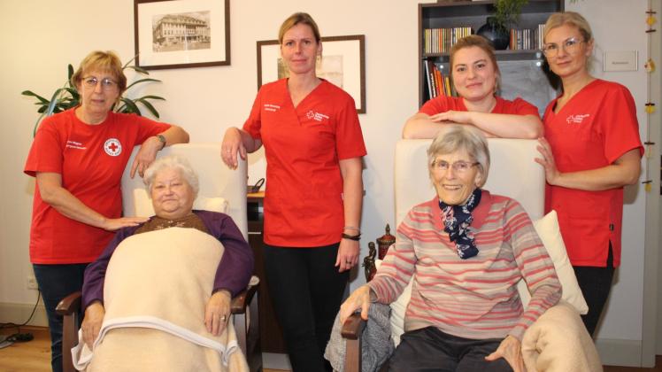 Feiern gemeinsam: Die Mitarbeiter Marion Wagner, Sophia Strauchfuß, Juliane Roob und Kristina Kempke (hinten, v.l.) mit Edith Odebrecht und Helga Kressin (vorn, v.l.)