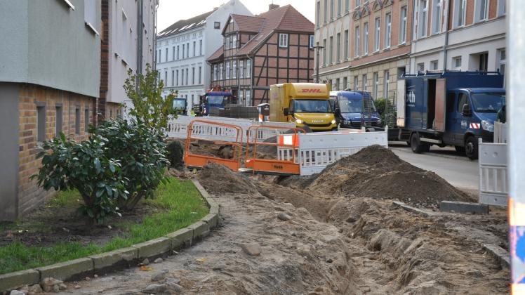 In der Grünen Straße verlegt die Netzgesellschaft Schwerin zurzeit neue Kabel für eine bessere Elektroenergie.