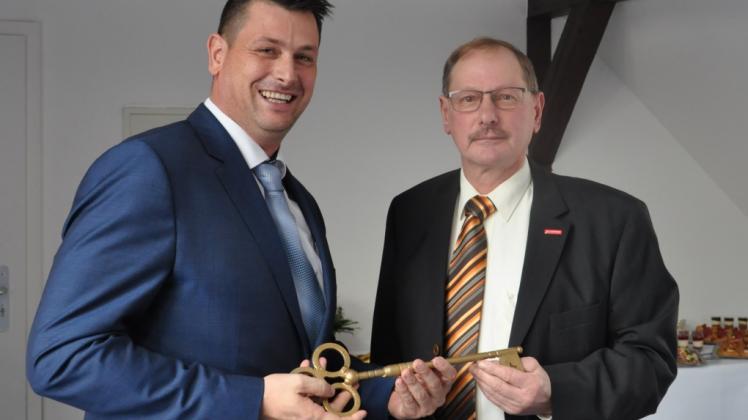 Schlüsselübergabe bei der Kreishandwerkerschaft: Reiko Ehbrecht (l.) übernimmt den Posten als Kreishandwerksmeister von Hans-Werner Mrowiec. 