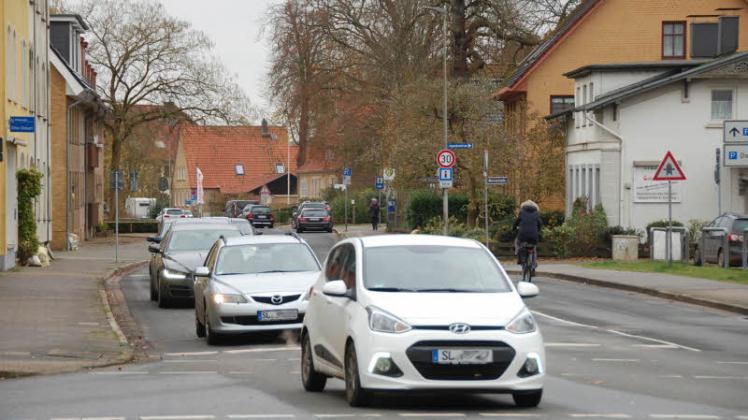 Erst einmal müssen sich Autos und Radfahrer die teils enge Fahrbahn (bedingt durch parkende Autos) in der Plessen- sowie der Knud-Laward-Straße weiter teilen. 