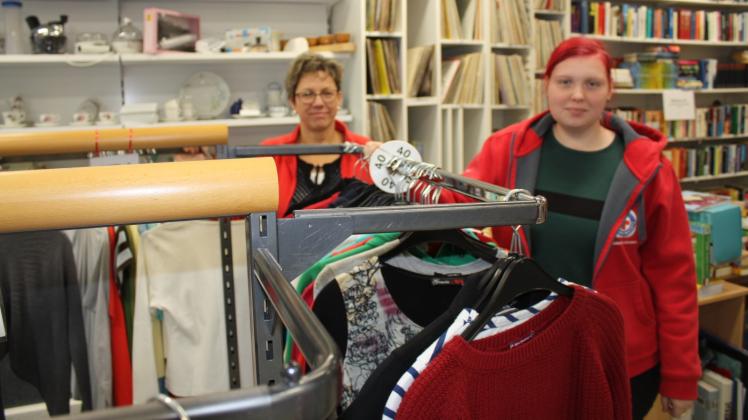 Viel warme Kleidung ist nicht mehr da. Steffi Hahn (l.) und Lilly Zerbs freuen sich über verkaufsfähige Spenden.