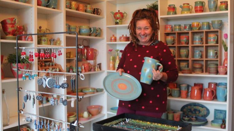 Auf der Hausausstellung am kommenden Wochenende können die Besucher bei Silwia Barke-Demba neben Krügen, Schalen und Tassen auch bunten Perlenschmuck kaufen.
