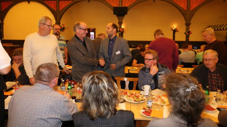 Verbandsvorsteher Bruno Hersel (r.) vereidigte auf der Sitzung zahlreiche Mitglieder der Verbandsversammlung. 