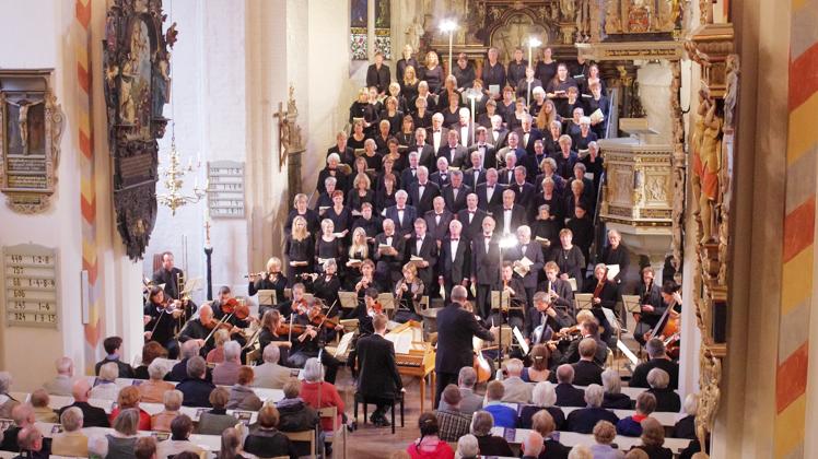 Der Kantatenchor Rendsburg tritt unter Leitung von Kirchenmusiker Volker Linhardt auf.