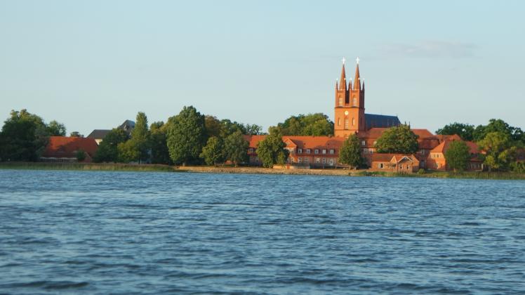 Um den malerischen Dobbertiner See mit dem weithin sichtbaren Kloster soll ein Wanderweg angelegt werden. Auf dem Hellberg ist die Errichtung eines Aussichtsturmes mit einer Plattformhöhe von 12,40 Metern geplant. 