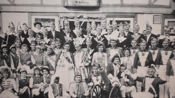 Vor dem „Vereinsheim“ posieren die NCC-Mitglieder der Anfangszeit, damals noch mit Prinzenpaar.