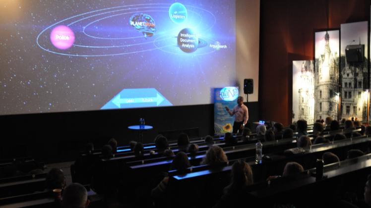 Im großen Kinosaal eins erklärte Welf Wustlich mehr als 350 Schülern, wie „Planet Brain“, eine Form der künstlichen Intelligenz, funktioniert und zukünftig im Alltag angewendet wird.