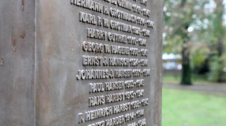 Mahnmal für die im Zweiten Weltkrieg gefallenen Soldaten aus Nortorf: Auf den Bronzetafeln der Stele sind 220 Namen verewigt.