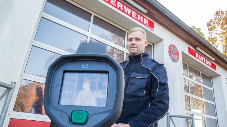 Klein und praktisch: Die Rastower Feuerwehr rückt nun mit moderner Wärmebild-Technik aus. Diese hilft, in verqualmten Gebäuden, nach Personen zu suchen. 