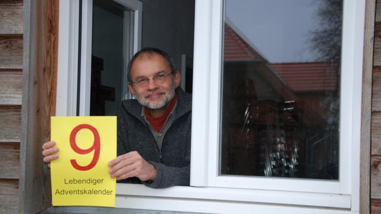 Pastor Andreas Ortlieb öffnet im Advent ein Fenster des Pfarrhauses in Rehna.