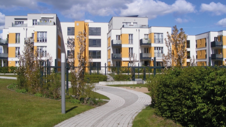 Prämiert und gefragt: Das Areal „Neu Zippendorfer Seeterrassen“ – hier die Pilaer Straße – ist ein Schmuckstück geworden und bei Mietern sehr beliebt.