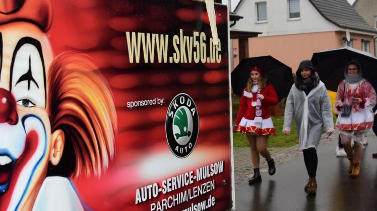 Im Regen folgten die Gardemädchen beim Umzug in Spornitz dem SKV-Wagen. 