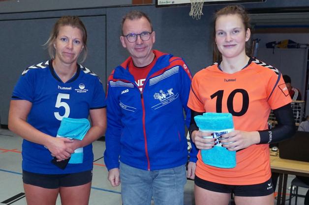 VCP-Chef Thomas Dieckemann mit den besten Spielerinnen: Anne Weidauer (l.) und Selina Schröder