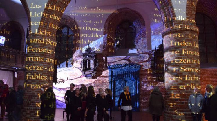 Die Besucher wandeln in einem lichtdurchfluteten Kirchenraum und werden so selbst Teil der Installation. Auf den Säulen sind Lichtworte zu lesen, Fragmente, die sich im Licht verlieren. 