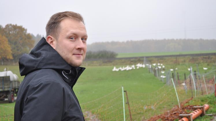 Als weiße Tupfer schon von fern gut zu erkennen sind die Gänse und Enten auf dem Elisabethhof Werle. Als Abteilungsleiter bei den Güstrower Werkstätten hat Stefan Cruße auf dem Bio-Hof den Hut auf.