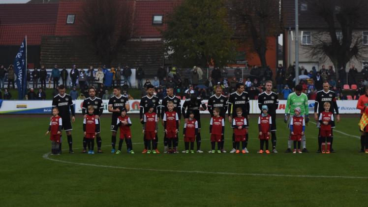 Liefen mit der Bützower Mannschaft ein: Die G1-Junioren des TSV.