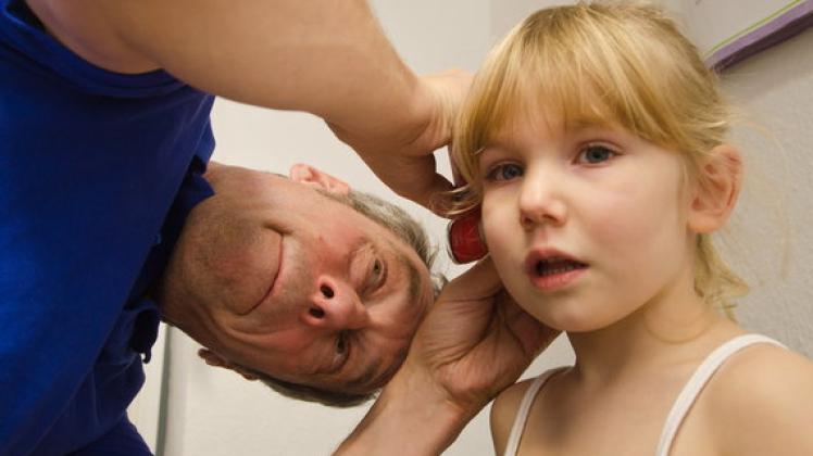 Begleiterscheinung Ohrenschmerzen: Kinderarzt Dethleff Banthien stellt bei  Sina   die unangenehmen Nebenerscheinungen fest. Foto:   Ruff