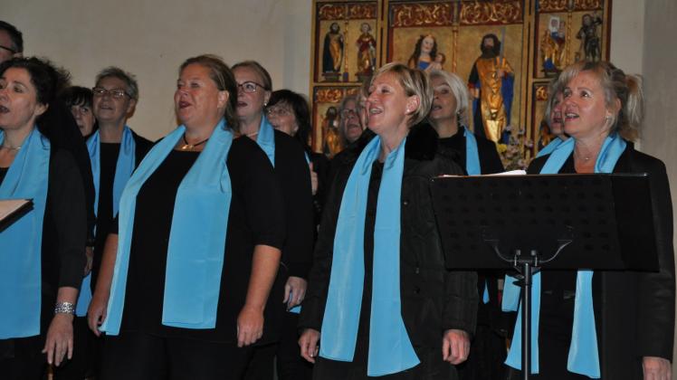 Die türkisen Tücher sind das Markenzeichen des Plater Gospelchors. Jeden Donnerstag versammeln sie sich vor dem Marienaltar in der Plater Kirche, um gemeinsam zu singen. 