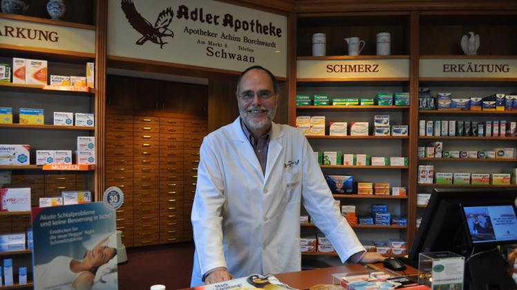 Stolz auf seine schöne Apotheke ist Inhaber Achim Borchwardt. Nun wird sie zur Filmkulisse.