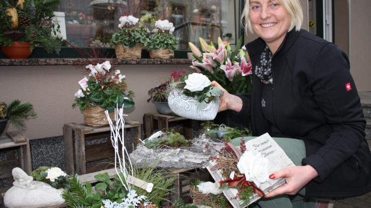 Klein, aber exklusiv: Floristin Anja Buchholz hält Gestecke in den Händen, die bei den Kunden sehr beliebt sind.