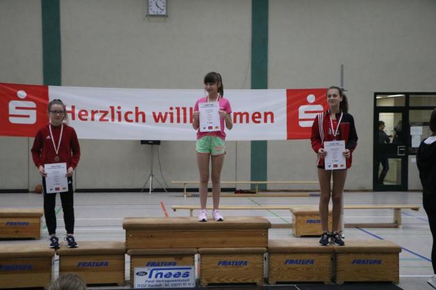 Gleich drei junge Damen erreichten im Dreierhopp die Weite von 6,04 m. Der bessere zweite Versuch bescherte Eleni Holzwarth (M.) den Kreistitel vor Annabelle Köhler (r.) und Charlott Kahr (l.)