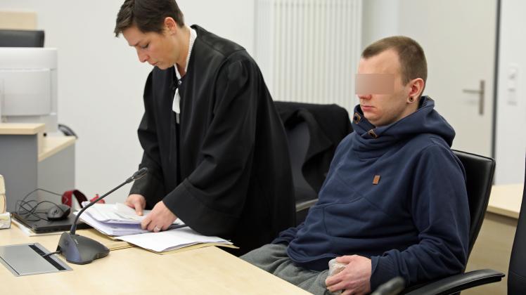 Der Angeklagte zum Prozessauftakt vor dem Landgericht Rostock