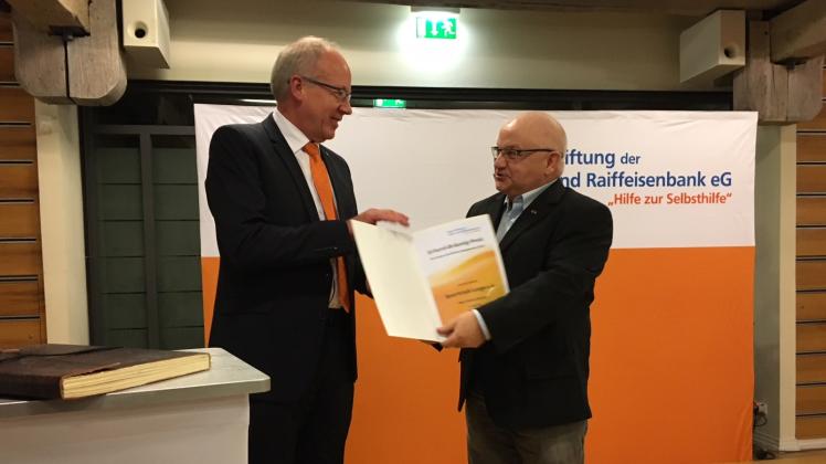 Glückwunsch: Dieter Heidenreich, Vorstandsvorsitzender der Bürgerstiftung der Volks- und Raiffeisenbank, überreichte die Auszeichnung an Andre Stache (r.). 