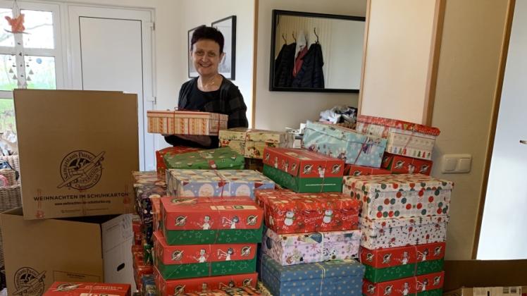 „Jedes Paket zählt“, sagt Regina Jochmann. In ihrer Wohnung hat sie die Spenden in größere Kisten für den Zwischenstopp in der „Weihnachtswerkstatt“ in Berlin verpackt.