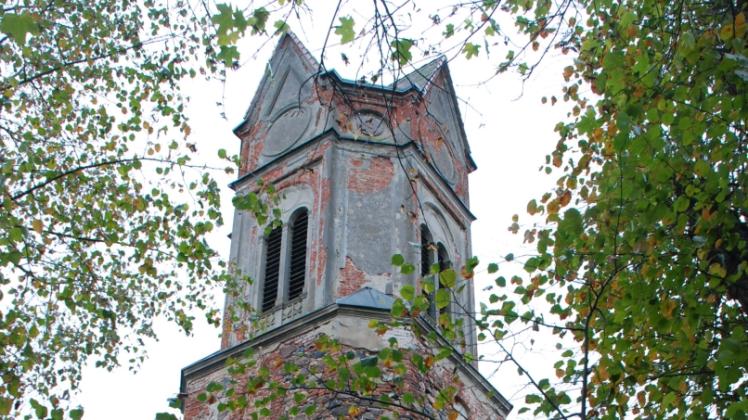 Der Kirchturm der Stavenower Patronatskirche soll originalgetreu verputzt werden. 