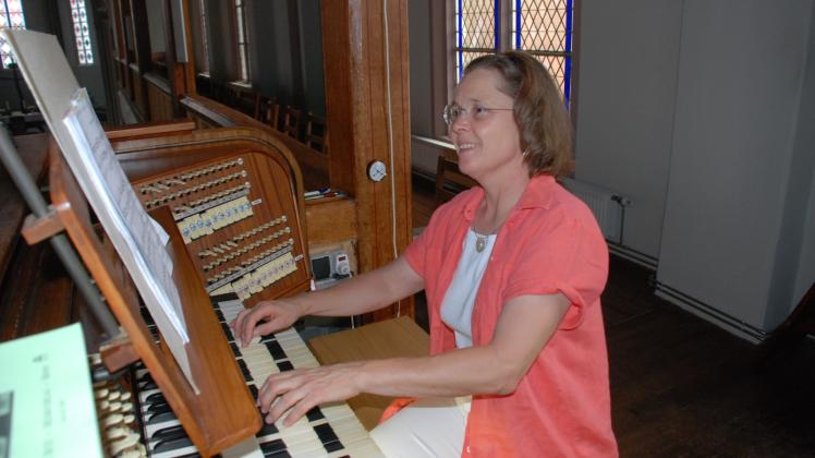 Kreiskantorin Susanne Krau möchte Interessierten das Orgelspiel näher bringen. 