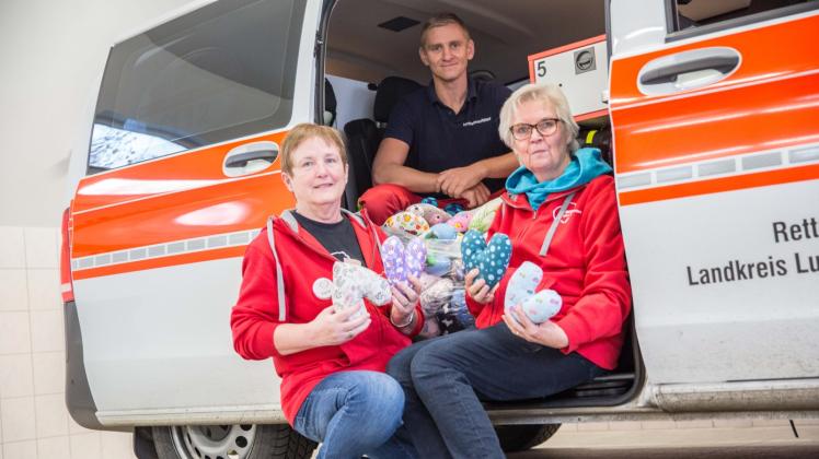 Verschenken Herzkissen: Astrid Blum (r.) und Karin Tritthardt vom Verein Herzkissen übergeben 100 Kissen an Rettungssanitäter Alexander Luschas.
