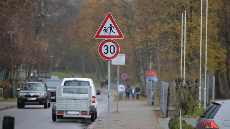 Der Weg zur Schule, Sporthalle und Sportplatz ist in Rehna sicherer geworden. Hier gilt nun Tempo 30 statt 50. 