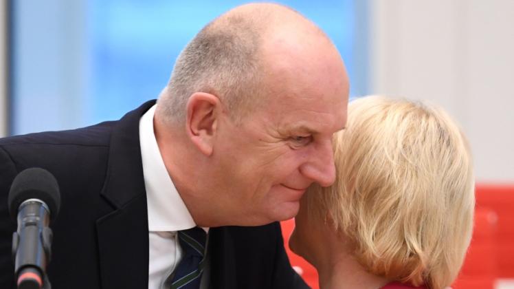 Landtagspräsidentin Ulrike Liedtke gratuliert Dietmar Woidke. 