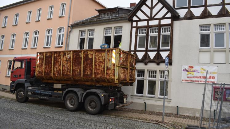 Mitarbeiter der Firma Golz Abbruchtechnik entkernen bereits das Haus in der Pusschkinstraße. 
