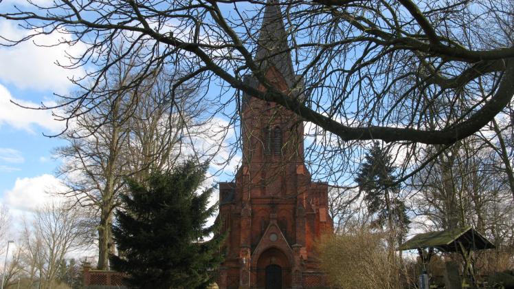 Kirchen, wie die in Polchow, Gutshäuser und Alleen prägen das Mecklenburger Parkland. 