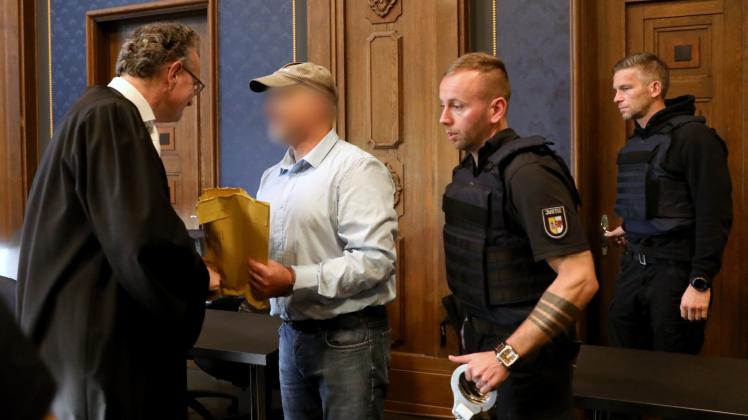 „Ich war einer der Guten“: Verteidiger Matthias Macht begrüßt den Angeklagten, ein ehemaliges Mitglied eines Spezialeinsatzkommandos (SEK) der Polizei. 