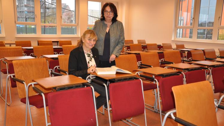 Die kleinen Tische im Hörsaal können auch als Sitzgelegenheit genutzt werden. Bei Bedarf werden sie einfach zu Stühlen umfunktioniert. Das sei sehr praktisch, finden Yvonne Adler und Barbara Dieckmann (v.l.). 