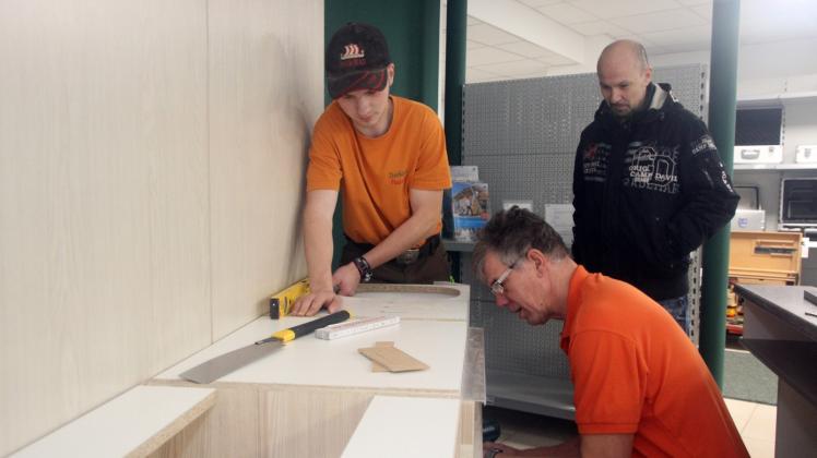 Beim Aufbau der Ladeneinrichtung für den Backladen von Michael Mohr (r.): Vincent Leon Börst (l.) und Roland Valentin von der gleichnamigen Tischlerei 