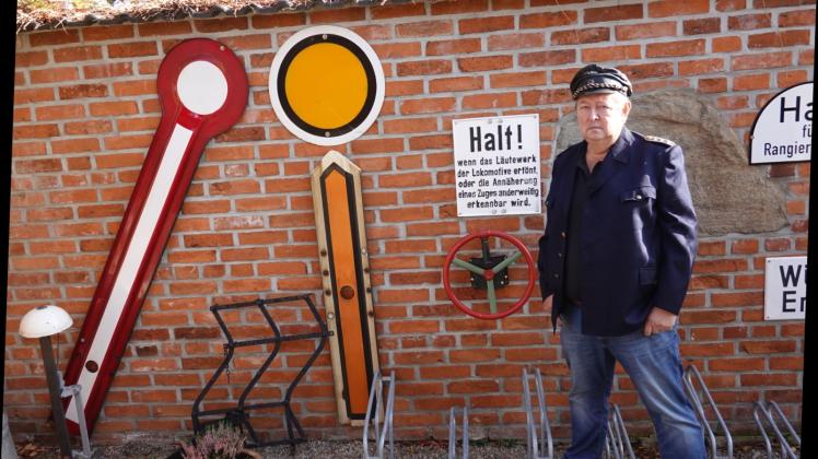 Rudi Brühl bleibt auch als Rentner dem Traumberuf Lokführer treu und hat aus geretteten und gesammelten Stücken in Schilde sein kleines Museum aufgebaut. 