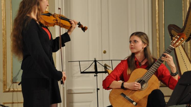 Gemeinsam im Duett: Martha Heiden an der Violine und Lisa Tyc an der Gitarre nahmen bereits erfolgreich an dem Wettbewerb „Die besten Saiten“ teil.   