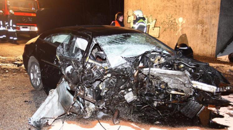 Das völlig zerstörte Auto des 70-Jährigen, der wie durch ein Wunder überlebte. Foto: Iwersen