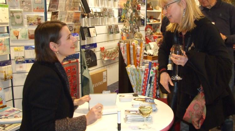 Schauspielerin Annett Renneberg (li.) nahm sich viel Zeit, um mit Gästen, so wie hier mit Katrin Hahlbeck, ins Gespräch zu kommen.