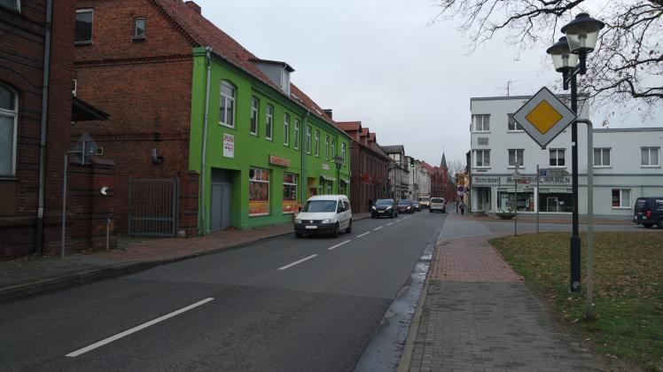 Kleine Rushhour am frühen Nachmittag: Die Bundesstraße soll westlich um Goldberg herumgeführt werden, damit der reine Durchgangsverkehr die Anwohner nicht mehr belastet. 